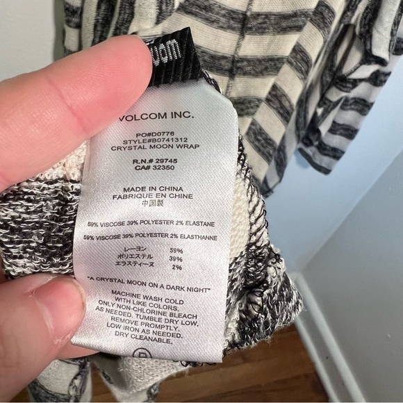 Volcom Crystal Moon Wrap Sweater Cream Gray Stripes - Picture 10 of 10